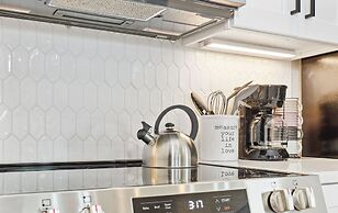 3br-2ba Cityscape Haven With Panoramic Tower View