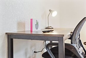 3br-2ba Cityscape Haven With Panoramic Tower View