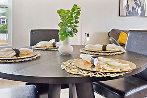 3br-2ba Cityscape Haven With Panoramic Tower View