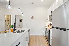 3br-2ba Cityscape Haven With Panoramic Tower View