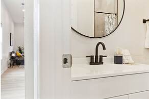 3br-2ba Cityscape Haven With Panoramic Tower View