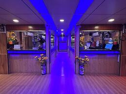 Oasis Floating Hotel Yangon
