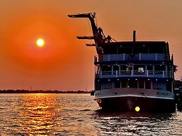 Oasis Floating Hotel Yangon