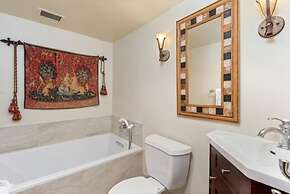 Modern 2 Bedroom Condo at the Base of Vail Mountain Next to Gondola On