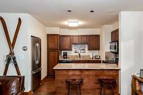 Modern 2 Bedroom Condo at the Base of Vail Mountain Next to Gondola On