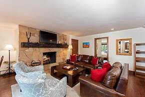 Modern 2 Bedroom Condo at the Base of Vail Mountain Next to Gondola On