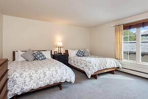 Modern 2 Bedroom Condo at the Base of Vail Mountain Next to Gondola On