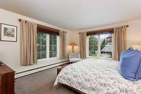 Modern 2 Bedroom Condo at the Base of Vail Mountain Next to Gondola On