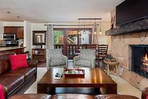 Modern 2 Bedroom Condo at the Base of Vail Mountain Next to Gondola On