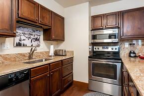 Modern 2 Bedroom Condo at the Base of Vail Mountain Next to Gondola On