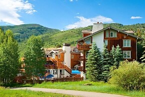 Modern 2 Bedroom Condo at the Base of Vail Mountain Next to Gondola On