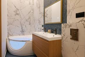 Lavie Maison Marais AC Hot Tub