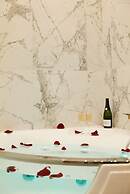 Lavie Maison Marais AC Hot Tub