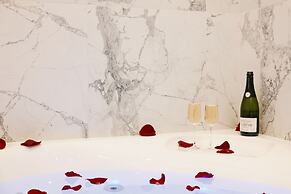 Lavie Maison Marais AC Hot Tub