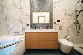 Lavie Maison Marais AC Hot Tub