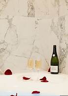 Lavie Maison Marais AC Hot Tub