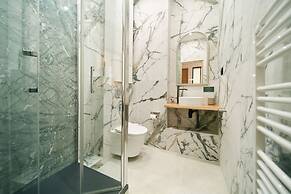 Lavie Maison Central Marais AC Hot Tub