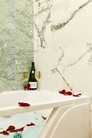 Lavie Maison Central Marais AC Hot Tub