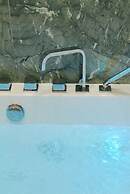 Lavie Maison Central Marais AC Hot Tub