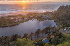 Walk to Winema Road Beach: Home w/ Hot Tub!