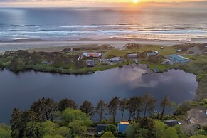 Walk to Winema Road Beach: Home w/ Hot Tub!