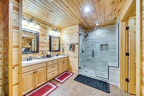 Private Hot Tub & Deck: Woodsy Broken Bow Retreat