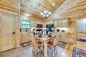 Private Hot Tub & Deck: Woodsy Broken Bow Retreat