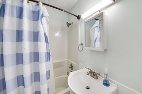 Walk to Beach & Chesapeake Bay: Norfolk Retreat!