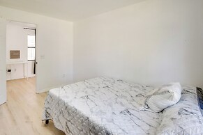 Stroll to Shore: Retreat w/ Yard in Daytona Beach