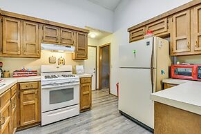 3 Mi to Downtown Tulsa: Cozy Retreat!