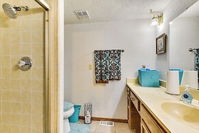 3 Mi to Downtown Tulsa: Cozy Retreat!