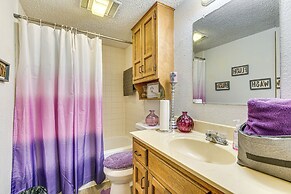 3 Mi to Downtown Tulsa: Cozy Retreat!