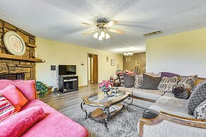3 Mi to Downtown Tulsa: Cozy Retreat!