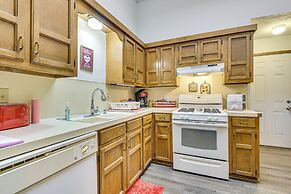 3 Mi to Downtown Tulsa: Cozy Retreat!