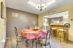 3 Mi to Downtown Tulsa: Cozy Retreat!