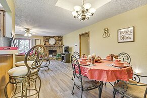 3 Mi to Downtown Tulsa: Cozy Retreat!