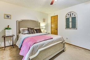 3 Mi to Downtown Tulsa: Cozy Retreat!