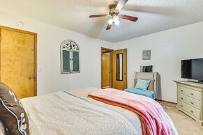 3 Mi to Downtown Tulsa: Cozy Retreat!