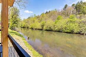 Modern Creek-front Cabin w/ Deck & Views in Murphy