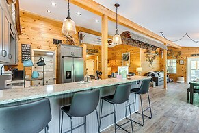 Modern Creek-front Cabin w/ Deck & Views in Murphy