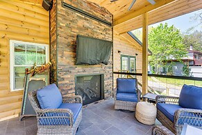 Modern Creek-front Cabin w/ Deck & Views in Murphy