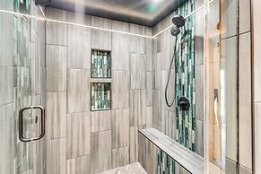 Modern Creek-front Cabin w/ Deck & Views in Murphy