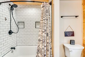 Modern Creek-front Cabin w/ Deck & Views in Murphy