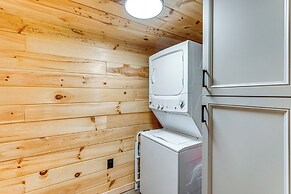 Modern Creek-front Cabin w/ Deck & Views in Murphy