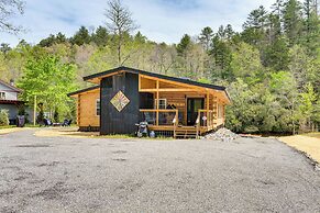 Modern Creek-front Cabin w/ Deck & Views in Murphy