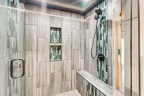 Modern Creek-front Cabin w/ Deck & Views in Murphy