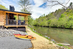Modern Creek-front Cabin w/ Deck & Views in Murphy
