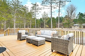 2 Mi to Sand Valley: Family Getaway w/ Deck!