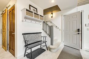 2 Mi to Sand Valley: Family Getaway w/ Deck!