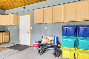 2 Mi to Sand Valley: Family Getaway w/ Deck!